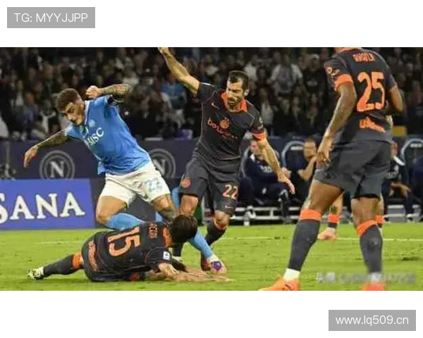 卡卢卢被罚下劳塔罗劝裁判冷静